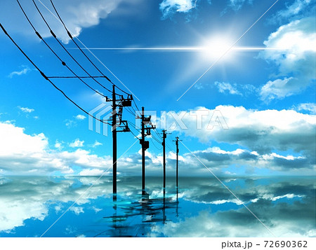 夏の青空が海面に反射して輝き水中に立つ電信柱が地平線へ続く不思議な風景画 72690362