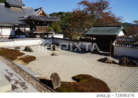 山口県 山口市 常栄寺の鐘楼門と南冥庭 72690376