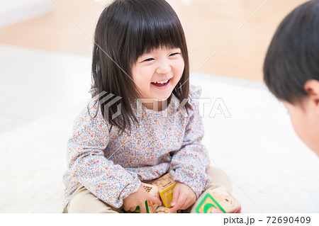 おもちゃで遊ぶ小さな女の子の写真素材