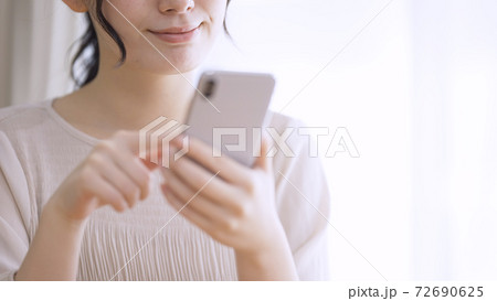 スマートフォンを使う若い女性 スマートフォンを使う若い女性 72690625