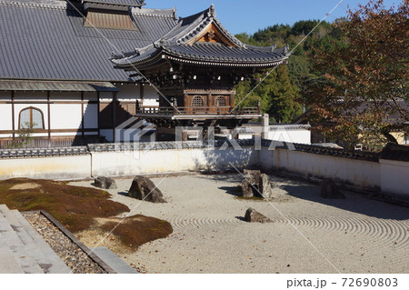 山口県 山口市 常栄寺の鐘楼門と南冥庭 72690803