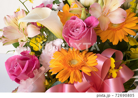 カラフルな花カゴ フラワーアレンジメント 贈り物 カラフルな花カゴ フラワーアレンジメント 贈り物 72690805