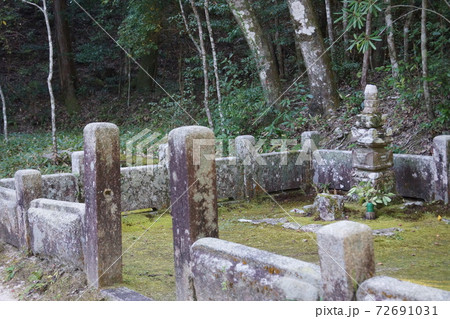 山口県 山口市 常栄寺 雪舟庭の筆塚 72691031