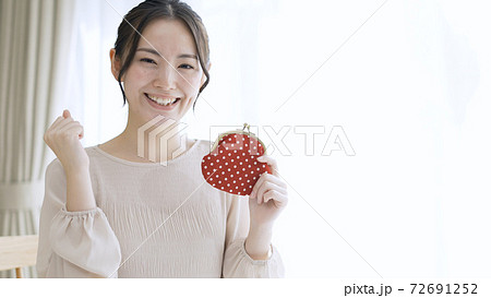 財布を持っている若い女性 財布を持っている若い女性 72691252