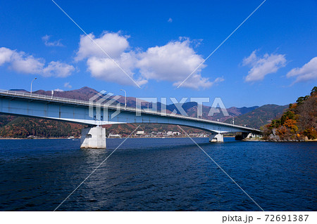 遊覧船よりの河口湖大橋 遊覧船よりの河口湖大橋 72691387