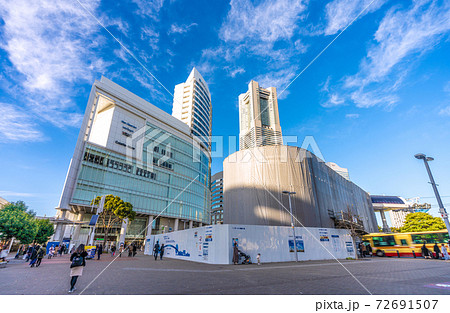 日本の横浜都市景観 桜木町駅前に建設中のYOKOHAMA AIR CABINなどを望む 日本の横浜都市景観 桜木町駅前に建設中のYOKOHAMA AIR CABINなどを望む 72691507