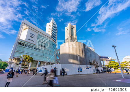日本の横浜都市景観　桜木町駅前に建設中のYOKOHAMA AIR CABINなどを望む 72691508