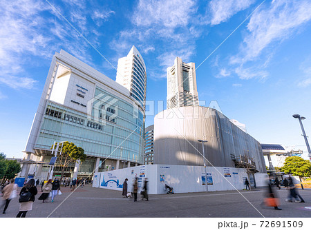 日本の横浜都市景観 桜木町駅前に建設中のYOKOHAMA AIR CABINなどを望む 日本の横浜都市景観 桜木町駅前に建設中のYOKOHAMA AIR CABINなどを望む 72691509