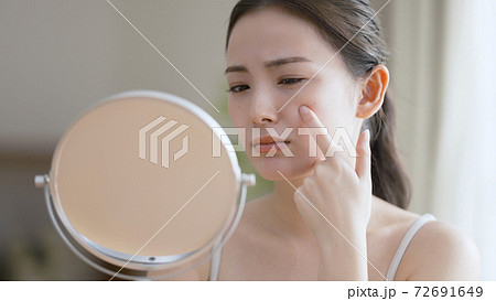 若い女性がスキンケアをしている 72691649