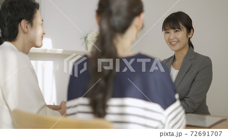 保険の契約をする若い夫婦 保険の契約をする若い夫婦 72691707