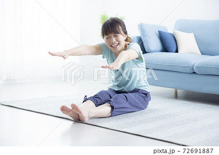 ヨガをする50代女性 72691887