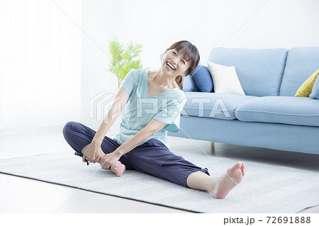 ヨガをする50代女性 72691888