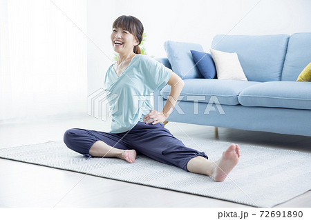 ヨガをする50代女性 ヨガをする50代女性 72691890