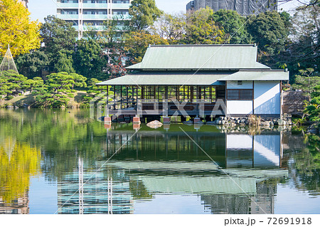 東京都 江東区 清澄庭園 数寄屋造りの涼亭 秋の風景 都指定名勝 東京都 江東区 清澄庭園 数寄屋造りの涼亭 秋の風景 都指定名勝 72691918