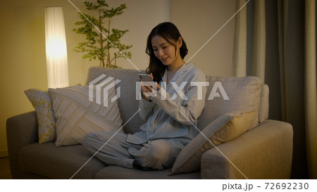 スマートフォンを使う若い女性 72692230