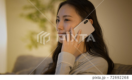 携帯電話で通話をしている若い女性 72692268