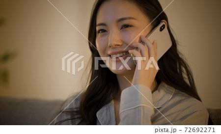 携帯電話で通話をしている若い女性 72692271