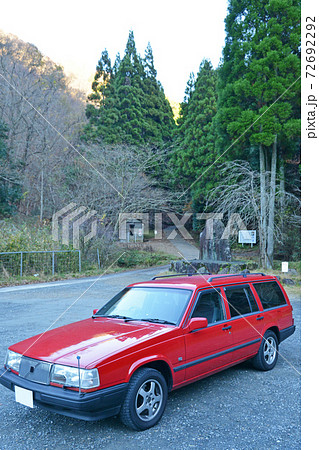 ≪赤いボルボ940ワゴン≫　アウトドアイメージ　 72692292
