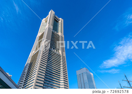 日本の横浜都市景観　師走。青空に映える横浜ランドマークタワーなどを望む 72692578
