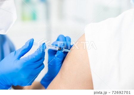 doctor making a vaccination 72692701