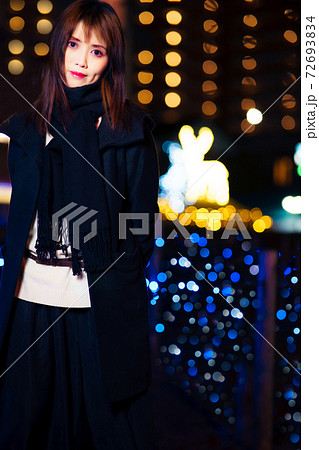 イルミネーションで装飾された公園でデート風写真 72693834