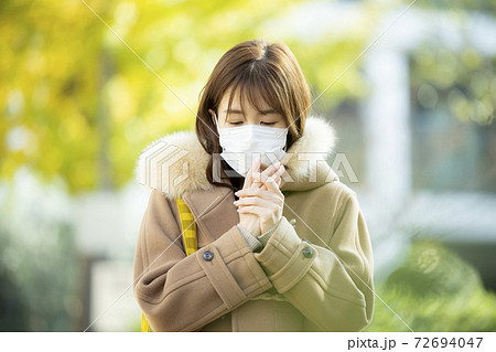 コートとマスクの女性 コートとマスクの女性 72694047