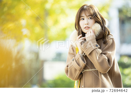 コートの女性 コートの女性 72694642