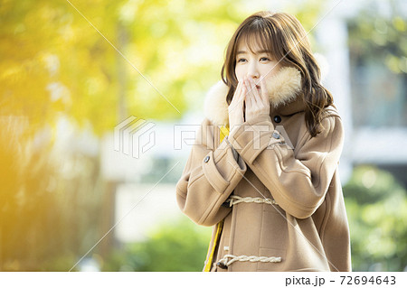 コートの女性 72694643