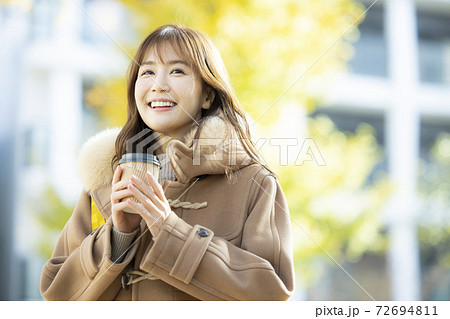 コートの女性 コートの女性 72694811