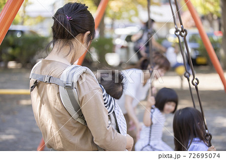 公園で遊ぶ子供とママ友 公園で遊ぶ子供とママ友 72695074
