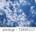 まだらな雲の青空横バージョン 72695117