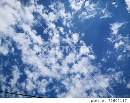 まだらな雲の青空横バージョン 72695117