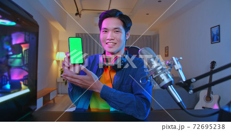 asian man have live stream 72695238