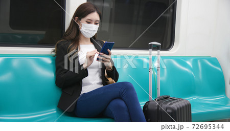 woman with mask in mrt 72695344