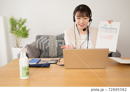 オンライン営業の仕事をする女性 オンライン営業の仕事をする女性 72695562