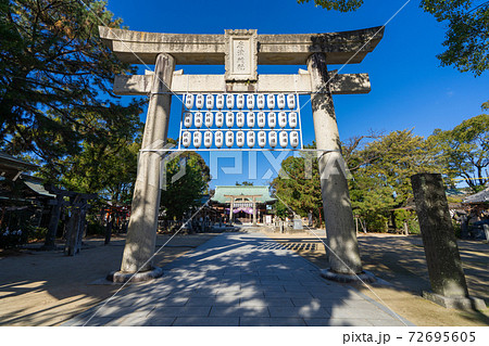 晴天の唐津神社（佐賀県唐津市南城内） 72695605