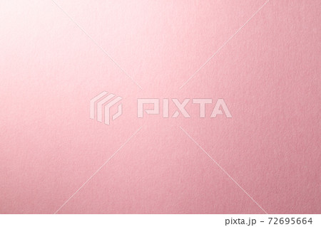 光が当たったくピンク色の紙 72695664