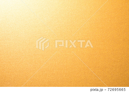 光が当たったく金色の紙 72695665
