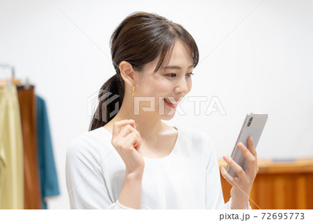 アパレルショップ スマホを使う女性 アパレルショップ スマホを使う女性 72695773