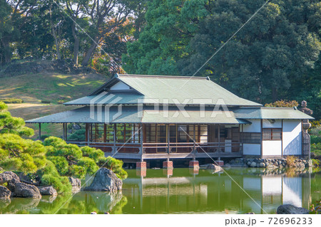 東京都 江東区 清澄庭園 数寄屋造りの涼亭 秋の風景 都指定名勝 東京都 江東区 清澄庭園 数寄屋造りの涼亭 秋の風景 都指定名勝 72696233