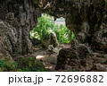 ポツンと佇むタイの洞窟寺院 72696882