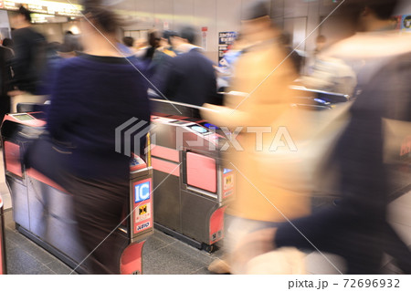 朝の改札 朝の改札 72696932