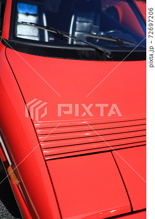 赤いイタリアのスポーツカー 72697206