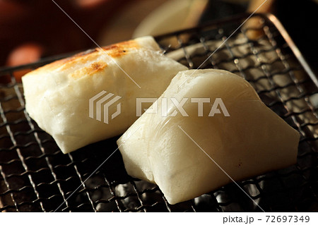 切り餅を焼く1 72697349