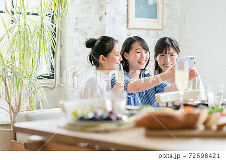 おうち女子会の写真素材