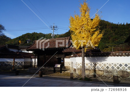 島根県 津和野町 殿町通りの旧津和野藩家老多胡家表門 島根県 津和野町 殿町通りの旧津和野藩家老多胡家表門 72698916