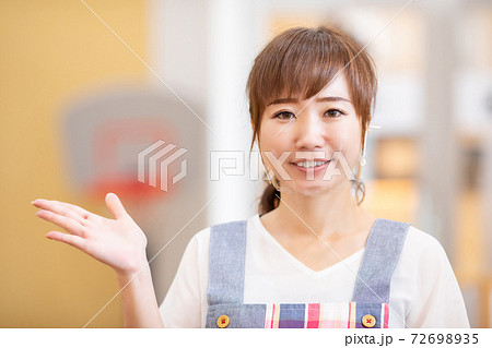 透明マスクをするエプロン姿の女性 72698935