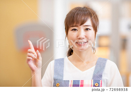透明マスクをするエプロン姿の女性 72698938