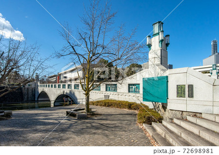 東京都千代田区北の丸公園の竹橋付近 72698981