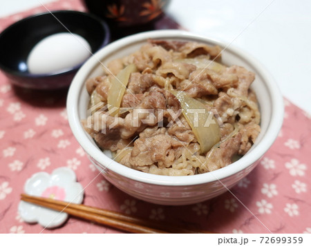おいしい牛丼 生卵 味噌汁 食事イメージ おいしい牛丼 生卵 味噌汁 食事イメージ 72699359